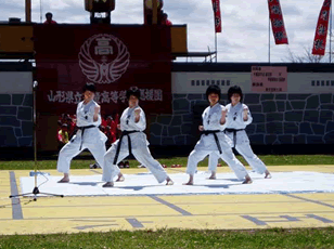 空手部の演武は全国レベル。